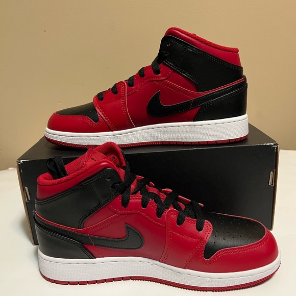 JORDAN 1 MID REVERSE BRED 2021(GS) DEAD STOCK CONDITION (NEW NEVER WORN) - Picture 4 of 7